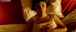 Facial Amelie sex scenes of Audrey Tautou minding her own business while being bonked by men Sem Camisinha - 1