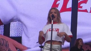 ThePhoenixForum Concert moments full of shame and excitement when Tove Lo nude exposes boobies on stage Colombiana - 1