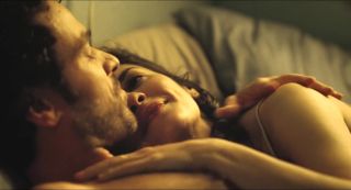 Sexteen Guy falls for lesbian girlfriends Audrey Tautou and Kelly Reilly in Chinese Puzzle (2013) Gayhardcore - 1