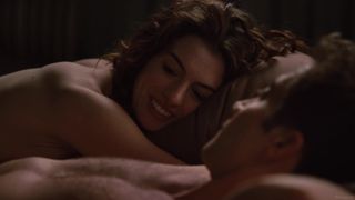 Sapphic Erotica Anne Hathaway nude - Love and Other Drugs (2010) Peluda - 1