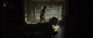 Spying Mackenzie Davis Nude - Blade Runner 2049 (US 2017) Indoor - 1