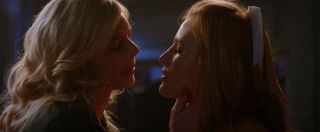 Bed Bella Thorne & Samara Weaving Lesbian Kiss - The Babysitter (2017) Fuck For Money - 1