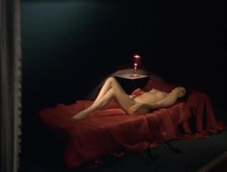Public Nudity Choses Secrètes - Explicit Solo Scene Mujer - 1